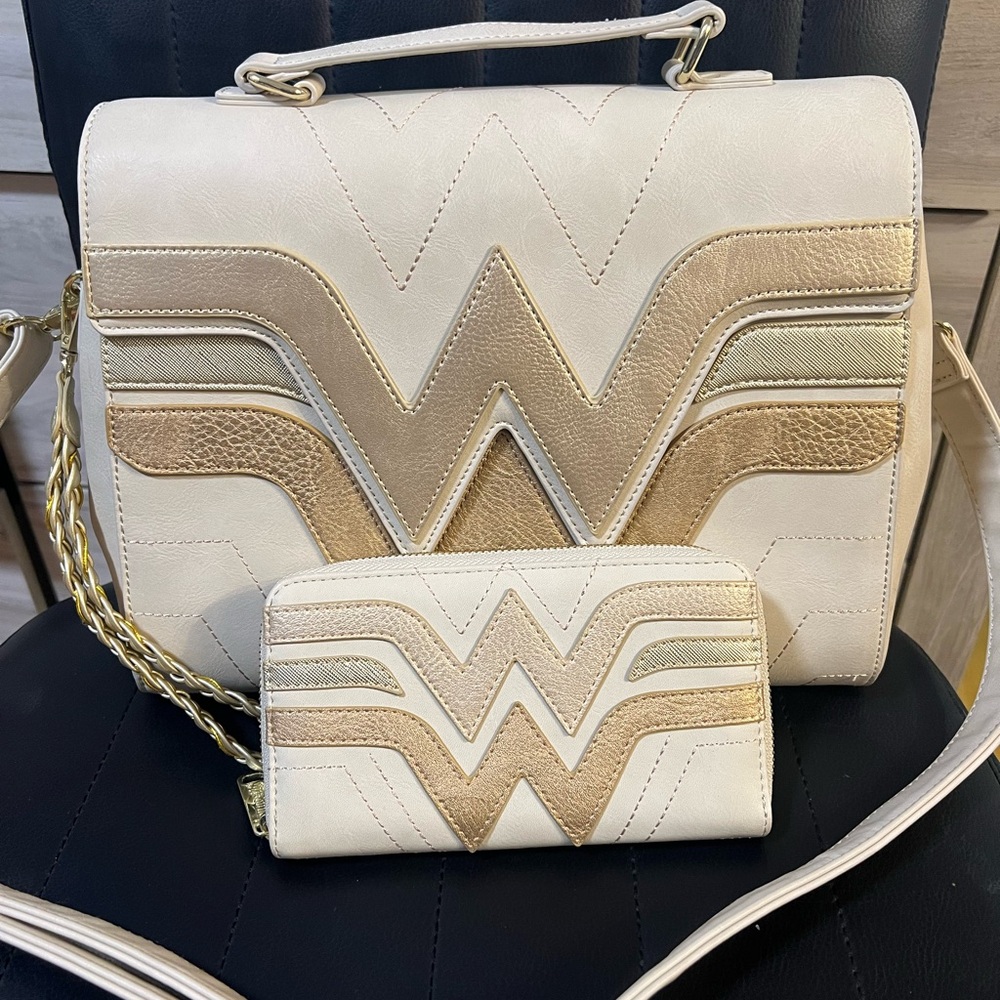 Lounge fly Wonder Woman Cream and Gold Bag Set